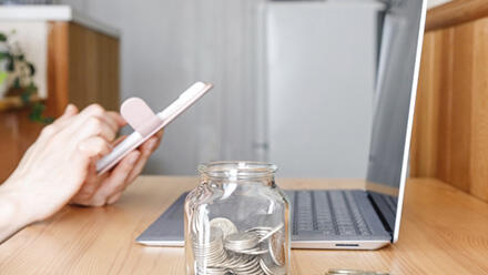 ノートパソコンとスマホ