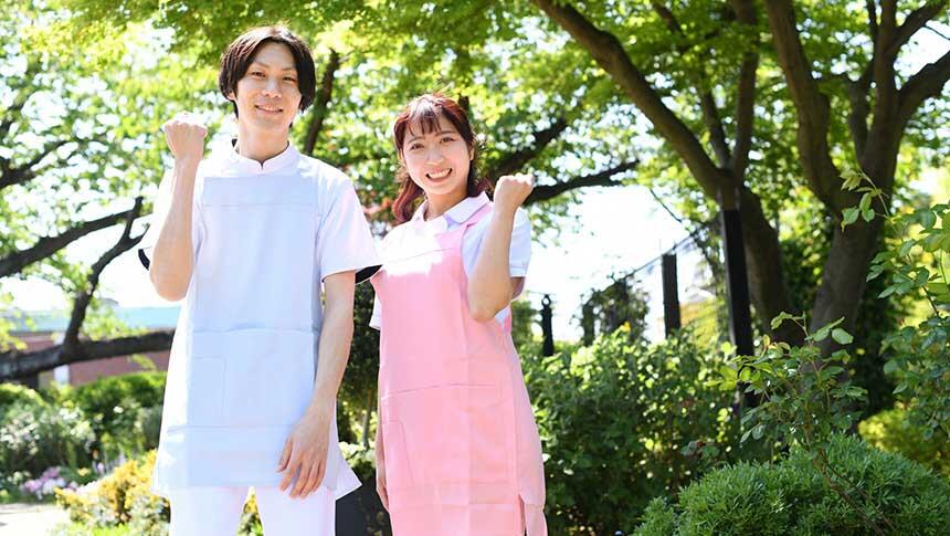 ガッツポーズをとる男女