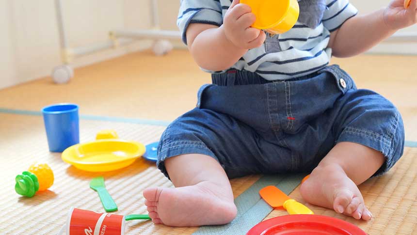 おもちゃで遊ぶあかちゃん