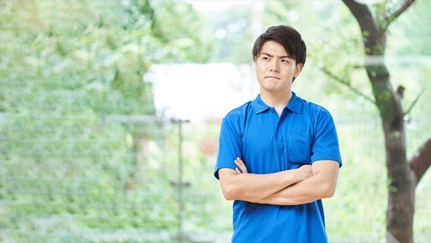 腕組みをしている男性