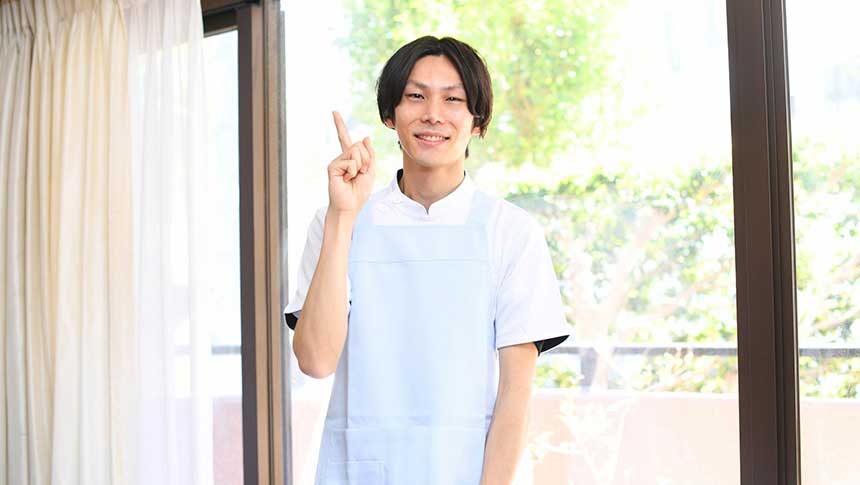 笑顔の男性保育士