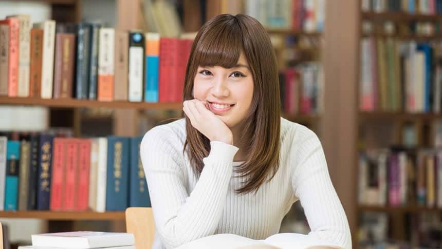 勉強中の女性