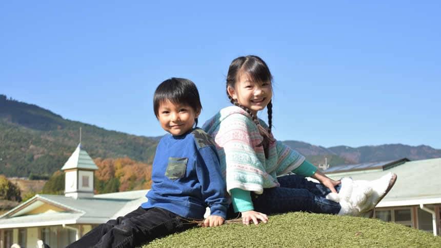 屋外でほほ笑む子どもたち