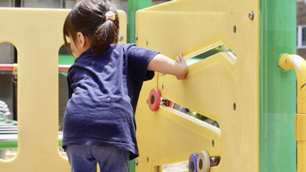 遊具で遊ぶ子ども