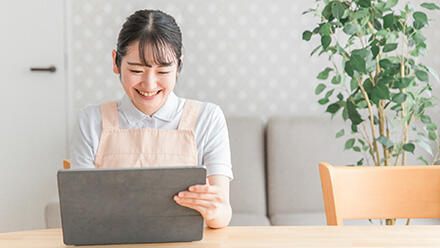 タブレットを操作する保育士