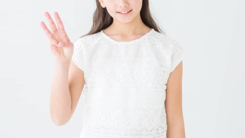 ３を指で示す女性