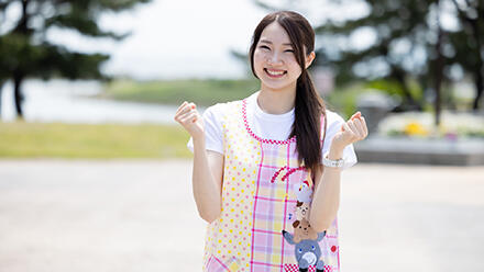 ガッツポーズをとる保育士