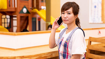 スマホを耳にあて、困った顔をする女性