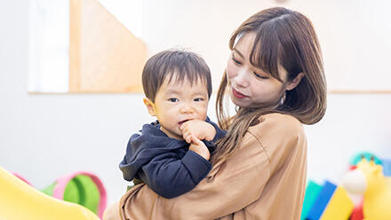 子どもを抱き上げる女性