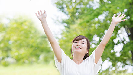 バンザイをする女性