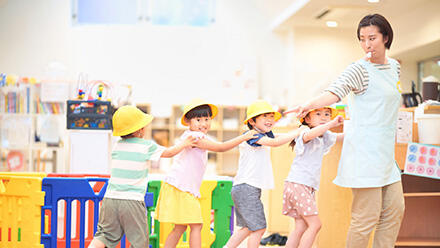 園児と遊ぶ保育士