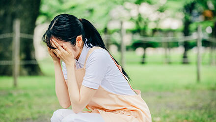 しゃがみこむ保育士