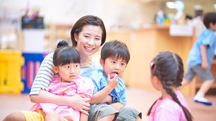 保育園で電車ごっこ