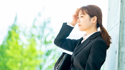 スーツ姿の若い女性
