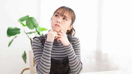 顎杖をつく女性