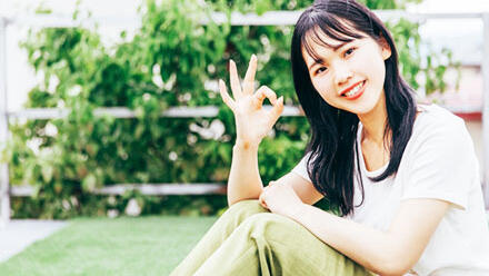 OKサインを出す女性