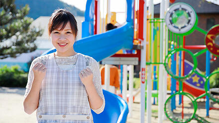 両手でガッツポーズする保育士