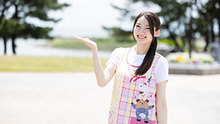 笑顔でアテンドする保育士