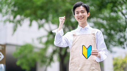 初心者マークを持つ女性