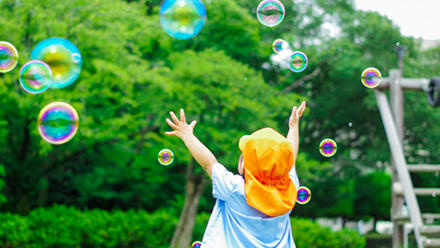 シャボン玉で遊ぶ子ども