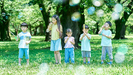 シャボン玉で遊ぶ子どもたち