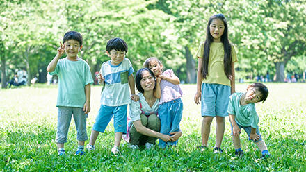 新緑の中の子どもたち