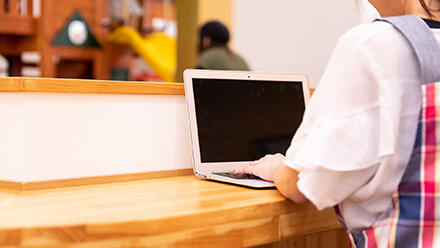 パソコンに向かう保育士