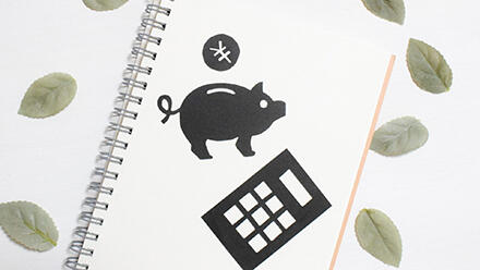 貯金箱と電卓の絵が描いてあるルーズリーフ