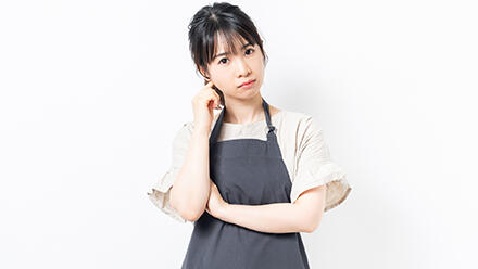 エプロン姿の悩める女性