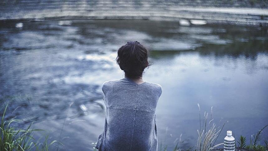 川面を眺める人