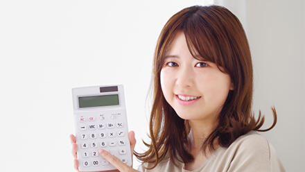 電卓を持つ女性