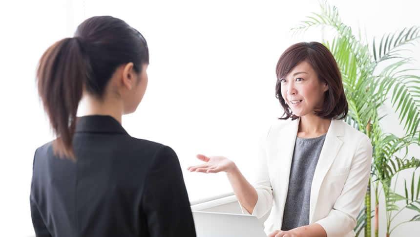 派遣コーディネーターの話を聞く保育士