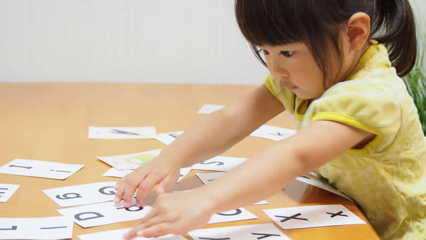 カードで遊ぶ子ども