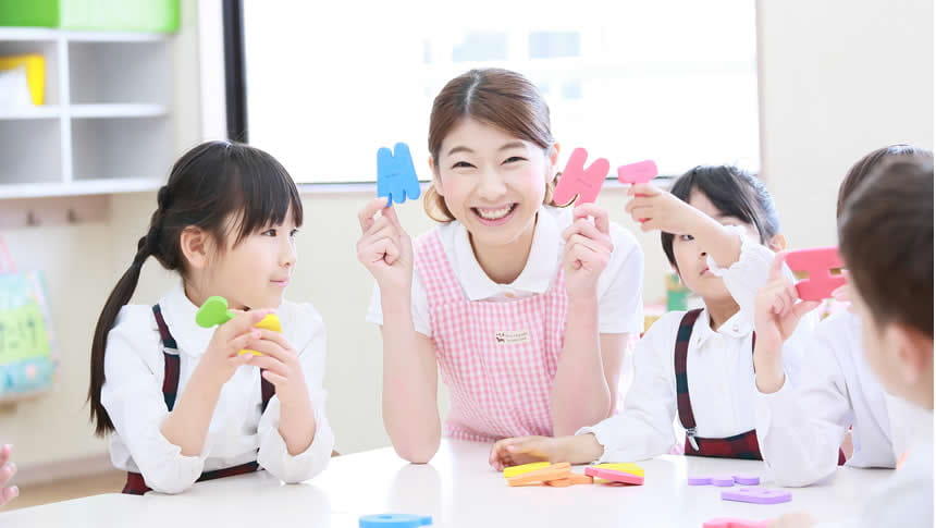 笑顔の保育士と子どもたち