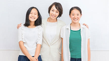 子どもと肩を並べる女性