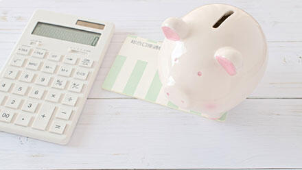 貯金箱と通帳と計算機