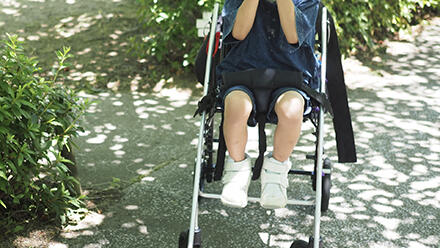 バギーに座る子ども