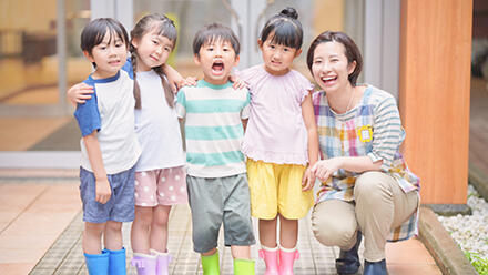保育士と子どもたち