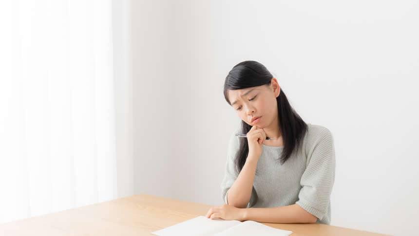 給料について悩む女性