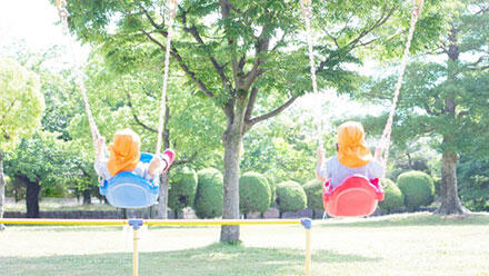 ブランコをこぐ園児たち