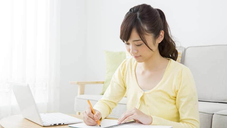 パソコンで調べ物をする女性