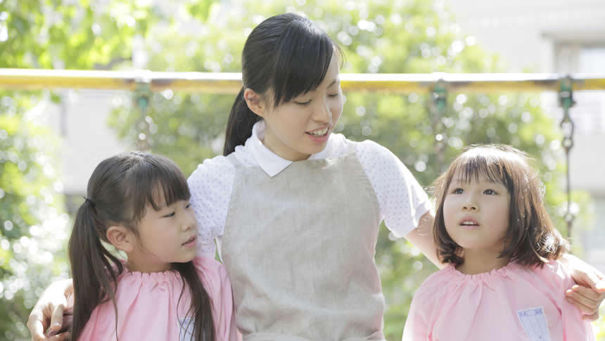 若い保育士と子どもたち