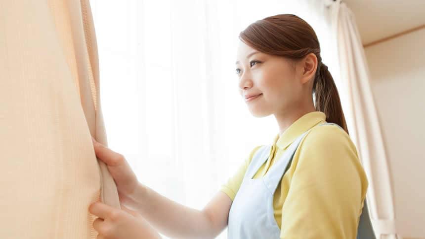 窓を開ける保育士