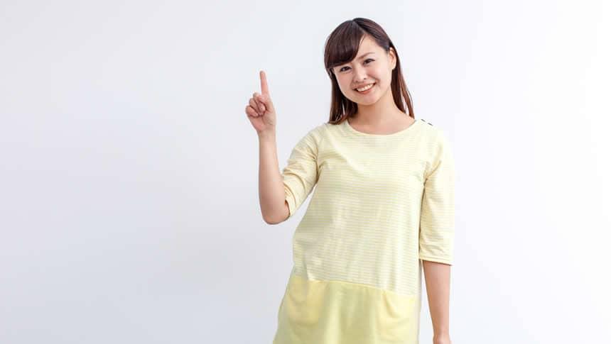 指さしする女性