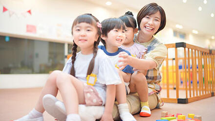 園児と遊ぶ保育士