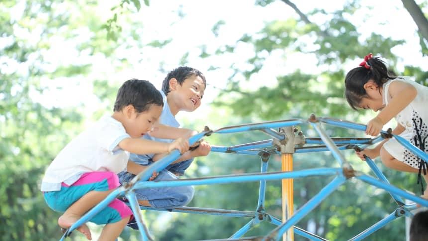 遊具で遊ぶ子どもたち